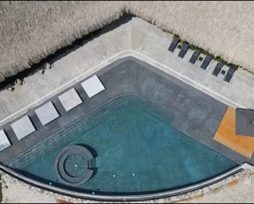 Vista aérea de una piscina terminada con PISCIYÁ