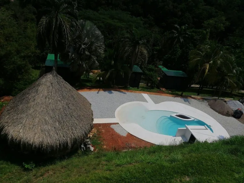 Piscina de forma libre con PISCIYÁ en una finca