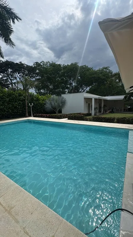 Piscina terminada con PISCIYÁ junto a una casa campestre