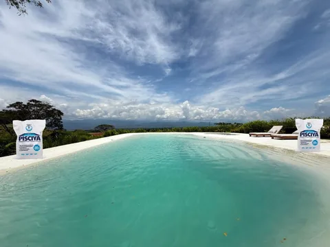 Piscina tipo playa con PISCIYÁ y vista a las montañas