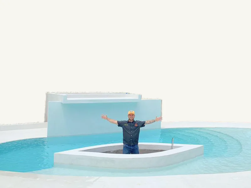 El equipo de Minermarmol S.A.S. en una piscina terminada con PISCIYÁ